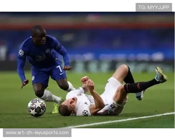 中场球员在训练中精练“一脚长传＋回撤防守”双向能力